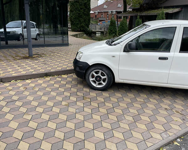 Белый Фиат Панда, объемом двигателя 1.24 л и пробегом 216 тыс. км за 2800 $, фото 1 на Automoto.ua
