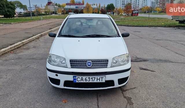 Белый Фиат Пунто, объемом двигателя 1.24 л и пробегом 159 тыс. км за 3650 $, фото 1 на Automoto.ua