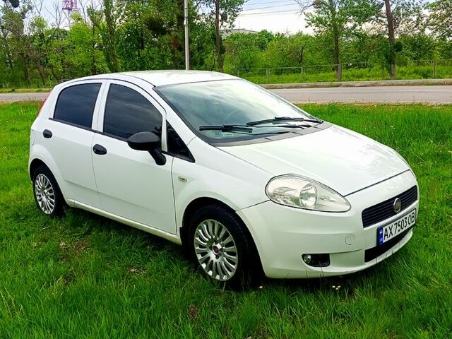 Белый Фиат Пунто, объемом двигателя 1.2 л и пробегом 300 тыс. км за 3900 $, фото 1 на Automoto.ua