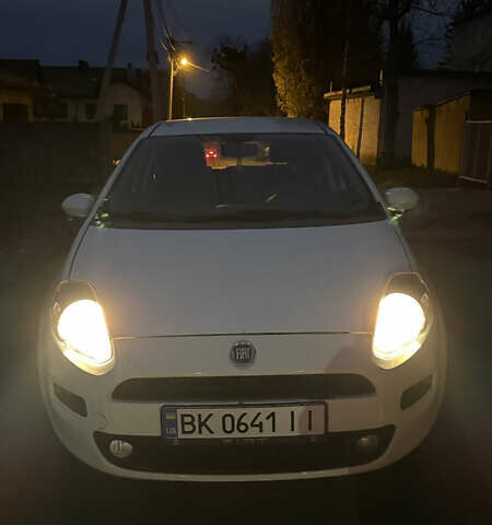 Белый Фиат Пунто, объемом двигателя 1.24 л и пробегом 65 тыс. км за 5000 $, фото 1 на Automoto.ua