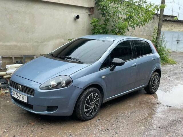 Фиат Пунто 2009 в Сарнах на Automoto.ua Серый Фиат Пунто, объемом двигателя 0 л и пробегом 195 тыс. км за 4200 $, фото 1 на Automoto.ua