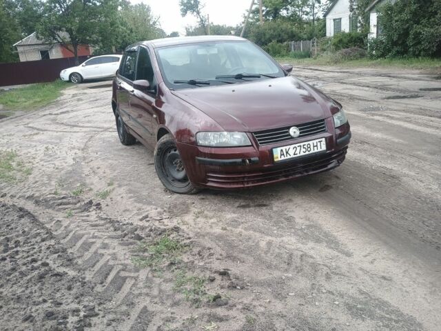 Красный Фиат Стило, объемом двигателя 1.9 л и пробегом 354 тыс. км за 2199 $, фото 1 на Automoto.ua