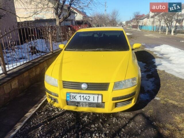 Желтый Фиат Стило, объемом двигателя 2.45 л и пробегом 290 тыс. км за 2299 $, фото 1 на Automoto.ua