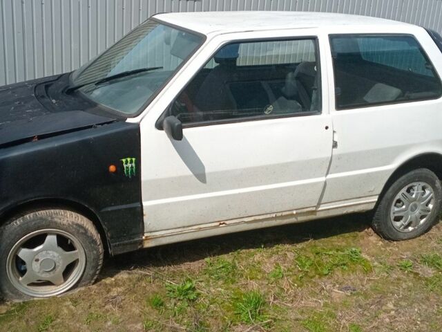 Белый Фиат Уно, объемом двигателя 1 л и пробегом 438 тыс. км за 297 $, фото 1 на Automoto.ua