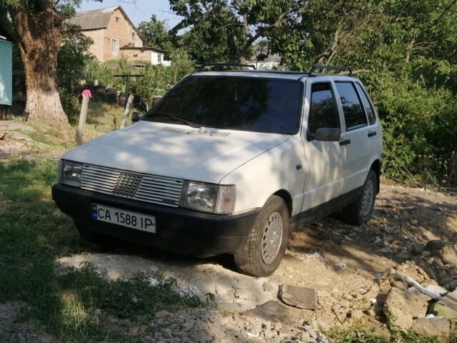 Белый Фиат Уно, объемом двигателя 1 л и пробегом 277 тыс. км за 1041 $, фото 1 на Automoto.ua