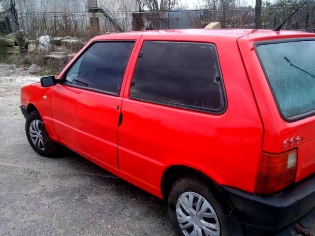 Красный Фиат Уно, объемом двигателя 1 л и пробегом 400 тыс. км за 900 $, фото 1 на Automoto.ua