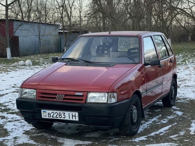 Красный Фиат Уно, объемом двигателя 1 л и пробегом 128 тыс. км за 800 $, фото 1 на Automoto.ua