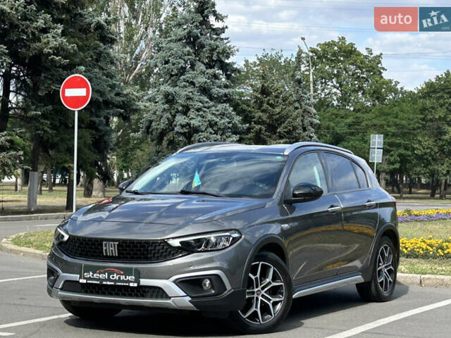 Серый Фиат Tipo Cross, объемом двигателя 1 л и пробегом 27 тыс. км за 15799 $, фото 1 на Automoto.ua