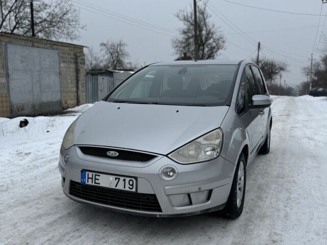 Серый Форд Си-Макс, объемом двигателя 1.8 л и пробегом 400 тыс. км за 3200 $, фото 1 на Automoto.ua