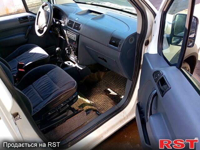 Белый Форд Коннект, объемом двигателя 1.8 л и пробегом 312 тыс. км за 4300 $, фото 1 на Automoto.ua