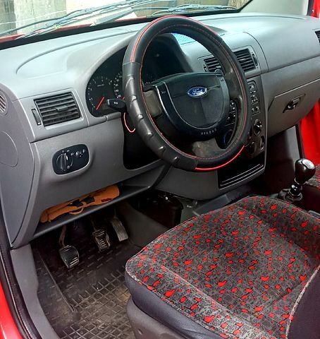 Красный Форд Коннект, объемом двигателя 1.8 л и пробегом 280 тыс. км за 4000 $, фото 1 на Automoto.ua