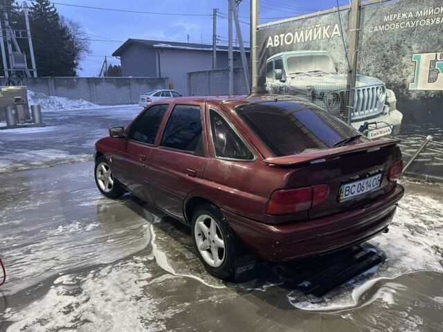 Красный Форд Контур, объемом двигателя 1.6 л и пробегом 215 тыс. км за 750 $, фото 1 на Automoto.ua