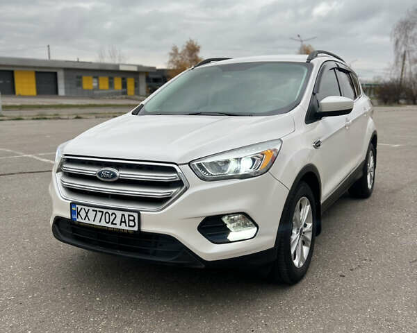 Белый Форд Эскейп, объемом двигателя 1.5 л и пробегом 208 тыс. км за 11899 $, фото 1 на Automoto.ua