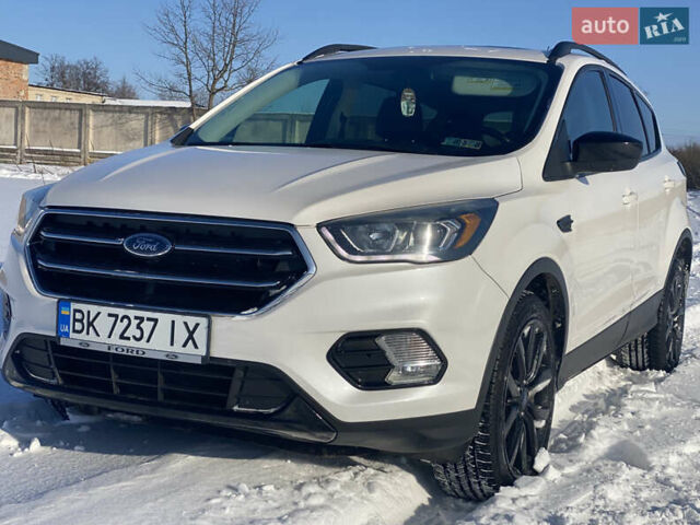 Білий Форд Ескейп, об'ємом двигуна 1.5 л та пробігом 50 тис. км за 11300 $, фото 1 на Automoto.ua