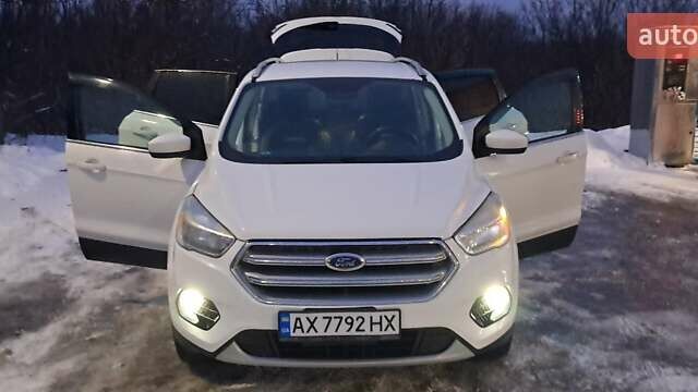 Белый Форд Эскейп, объемом двигателя 2 л и пробегом 166 тыс. км за 13000 $, фото 1 на Automoto.ua