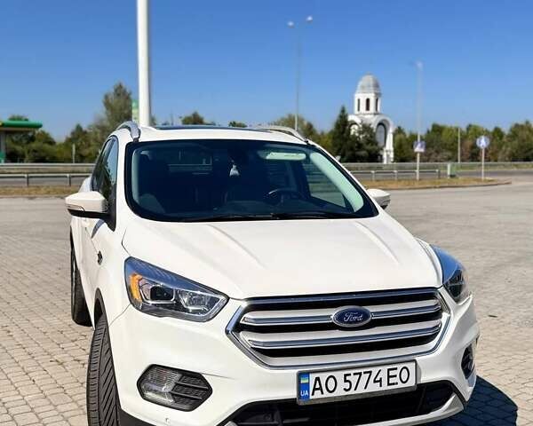 Белый Форд Эскейп, объемом двигателя 2 л и пробегом 117 тыс. км за 14300 $, фото 1 на Automoto.ua