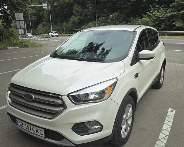 Белый Форд Эскейп, объемом двигателя 2 л и пробегом 174 тыс. км за 14300 $, фото 1 на Automoto.ua