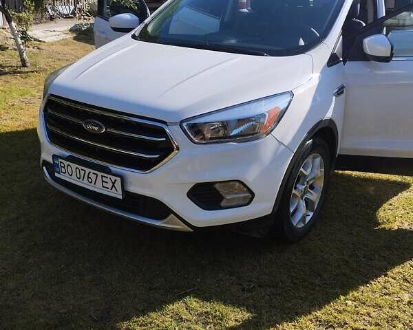 Белый Форд Эскейп, объемом двигателя 2 л и пробегом 110 тыс. км за 13600 $, фото 1 на Automoto.ua
