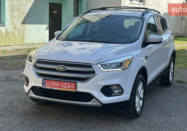 Білий Форд Ескейп, об'ємом двигуна 1.5 л та пробігом 18 тис. км за 12300 $, фото 1 на Automoto.ua