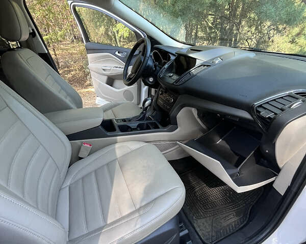 Белый Форд Эскейп, объемом двигателя 1.5 л и пробегом 115 тыс. км за 15650 $, фото 1 на Automoto.ua