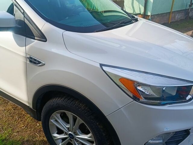 Белый Форд Эскейп, объемом двигателя 1.5 л и пробегом 100 тыс. км за 11999 $, фото 1 на Automoto.ua