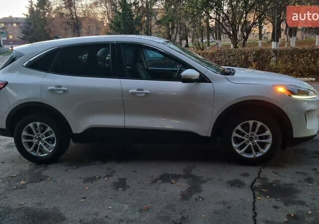 Белый Форд Эскейп, объемом двигателя 1.5 л и пробегом 90 тыс. км за 17900 $, фото 1 на Automoto.ua