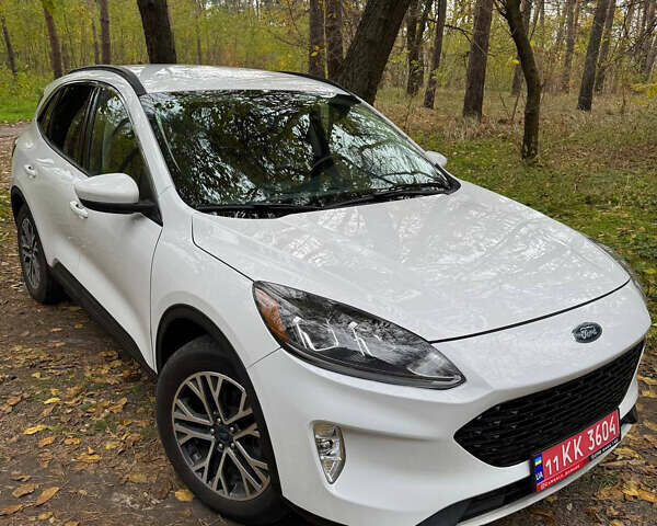 Белый Форд Эскейп, объемом двигателя 1.5 л и пробегом 145 тыс. км за 14000 $, фото 1 на Automoto.ua