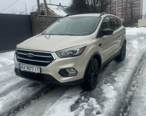 Бежевый Форд Эскейп, объемом двигателя 1.5 л и пробегом 140 тыс. км за 12900 $, фото 1 на Automoto.ua