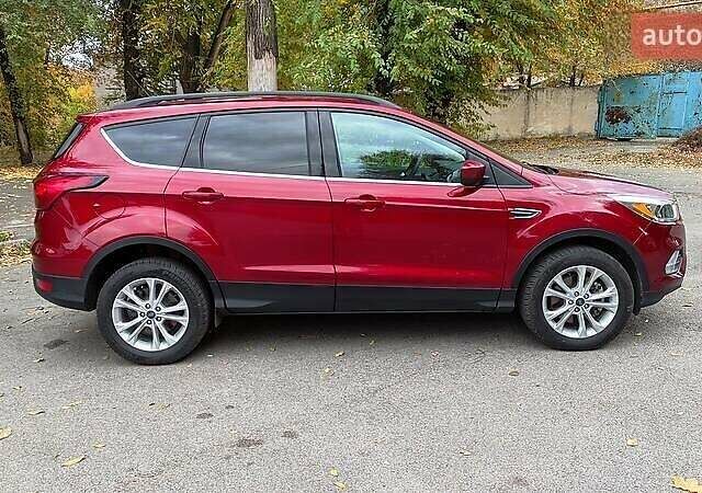 Красный Форд Эскейп, объемом двигателя 2 л и пробегом 140 тыс. км за 14800 $, фото 1 на Automoto.ua