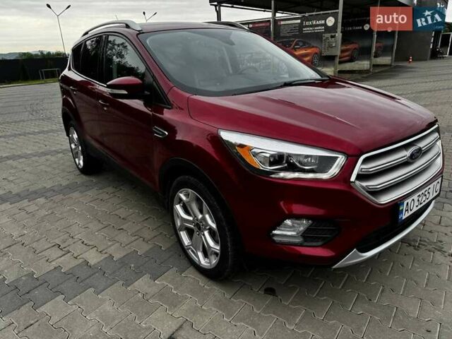 Красный Форд Эскейп, объемом двигателя 2 л и пробегом 82 тыс. км за 16100 $, фото 1 на Automoto.ua