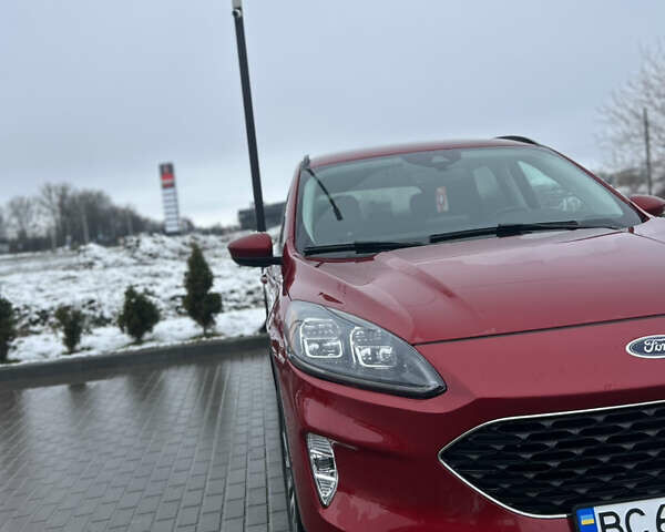 Красный Форд Эскейп, объемом двигателя 2 л и пробегом 80 тыс. км за 21500 $, фото 1 на Automoto.ua