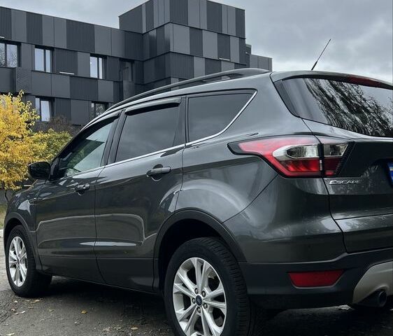 Серый Форд Эскейп, объемом двигателя 2 л и пробегом 220 тыс. км за 12700 $, фото 1 на Automoto.ua