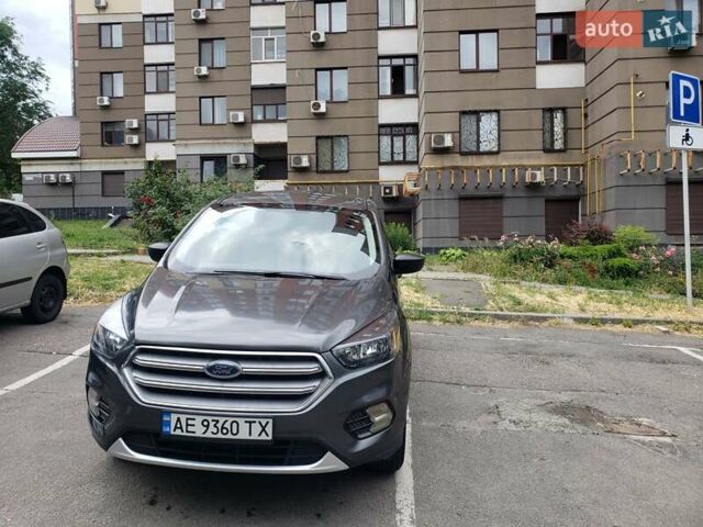 Серый Форд Эскейп, объемом двигателя 2.5 л и пробегом 69 тыс. км за 13600 $, фото 1 на Automoto.ua