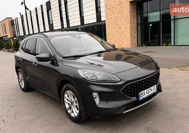 Серый Форд Эскейп, объемом двигателя 2 л и пробегом 71 тыс. км за 21500 $, фото 1 на Automoto.ua