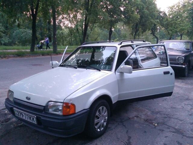 Белый Форд Escort Express, объемом двигателя 1.6 л и пробегом 770 тыс. км за 1300 $, фото 1 на Automoto.ua