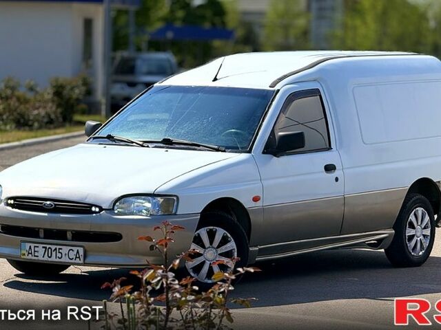 Белый Форд Эскорт, объемом двигателя 1.8 л и пробегом 250 тыс. км за 1050 $, фото 1 на Automoto.ua