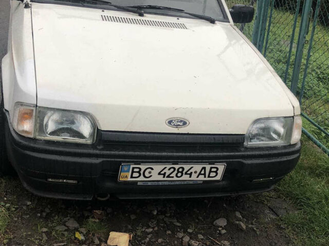 Белый Форд Эскорт, объемом двигателя 1.1 л и пробегом 120 тыс. км за 800 $, фото 1 на Automoto.ua