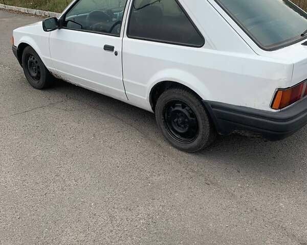 Білий Форд Ескорт, об'ємом двигуна 1.3 л та пробігом 77 тис. км за 800 $, фото 1 на Automoto.ua