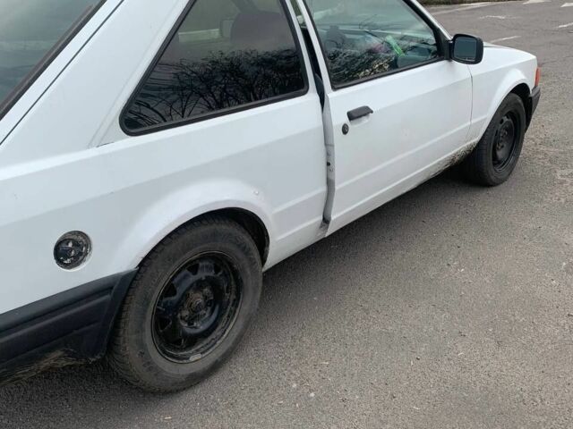 Белый Форд Эскорт, объемом двигателя 1.3 л и пробегом 77 тыс. км за 800 $, фото 1 на Automoto.ua