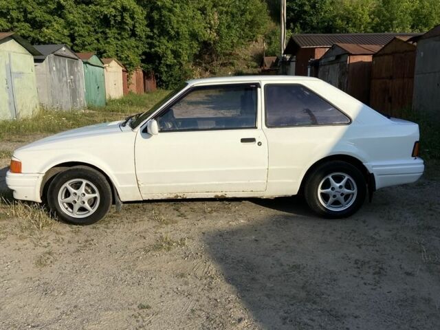Білий Форд Ескорт, об'ємом двигуна 1.4 л та пробігом 250 тис. км за 1300 $, фото 1 на Automoto.ua