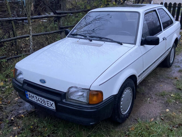 Білий Форд Ескорт, об'ємом двигуна 1.4 л та пробігом 268 тис. км за 1100 $, фото 1 на Automoto.ua
