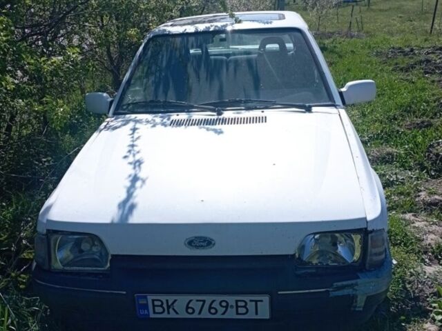 Белый Форд Эскорт, объемом двигателя 1.4 л и пробегом 120 тыс. км за 400 $, фото 1 на Automoto.ua