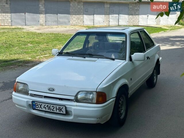 Белый Форд Эскорт, объемом двигателя 1.3 л и пробегом 200 тыс. км за 500 $, фото 1 на Automoto.ua