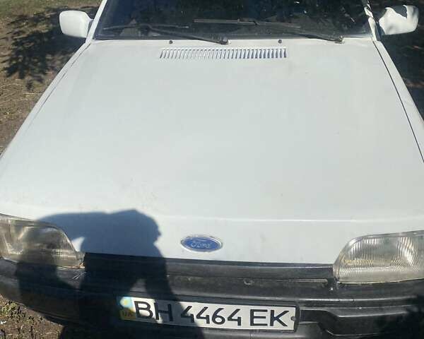 Белый Форд Эскорт, объемом двигателя 1.8 л и пробегом 370 тыс. км за 500 $, фото 1 на Automoto.ua
