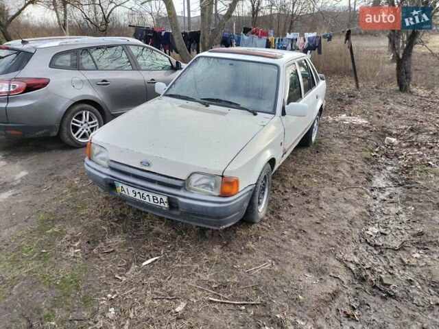 Белый Форд Эскорт, объемом двигателя 1.8 л и пробегом 55 тыс. км за 900 $, фото 1 на Automoto.ua