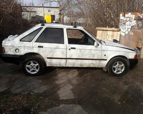 Белый Форд Эскорт, объемом двигателя 1.4 л и пробегом 400 тыс. км за 591 $, фото 1 на Automoto.ua