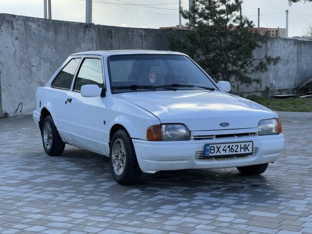 Белый Форд Эскорт, объемом двигателя 0 л и пробегом 100 тыс. км за 415 $, фото 1 на Automoto.ua
