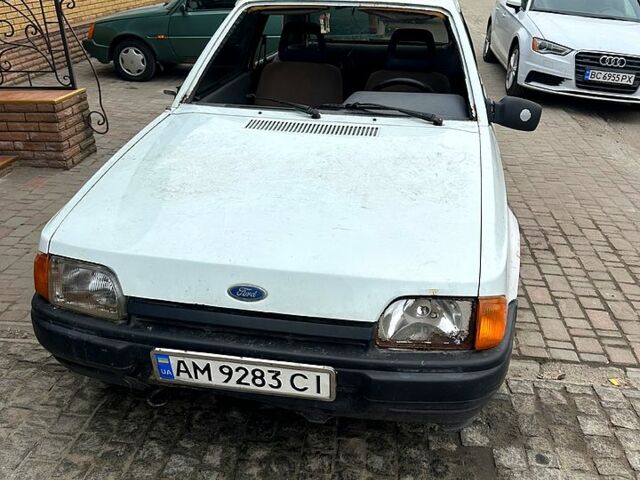 Белый Форд Эскорт, объемом двигателя 1.4 л и пробегом 258 тыс. км за 450 $, фото 1 на Automoto.ua