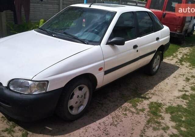 Белый Форд Эскорт, объемом двигателя 1.39 л и пробегом 100 тыс. км за 1000 $, фото 1 на Automoto.ua