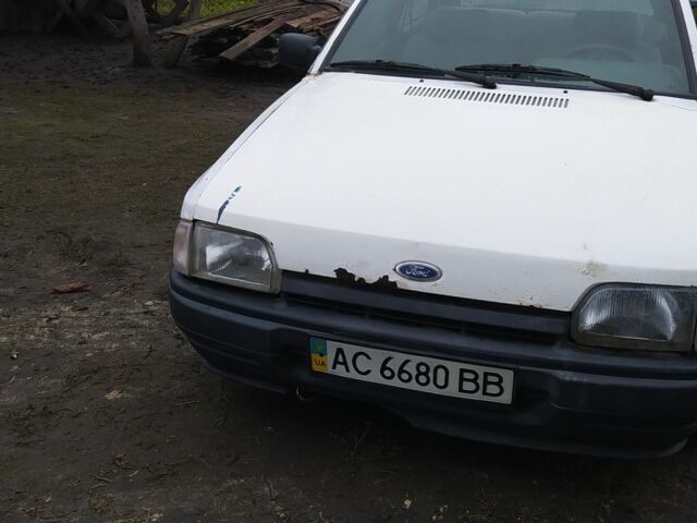 Белый Форд Эскорт, объемом двигателя 1.6 л и пробегом 300 тыс. км за 343 $, фото 1 на Automoto.ua